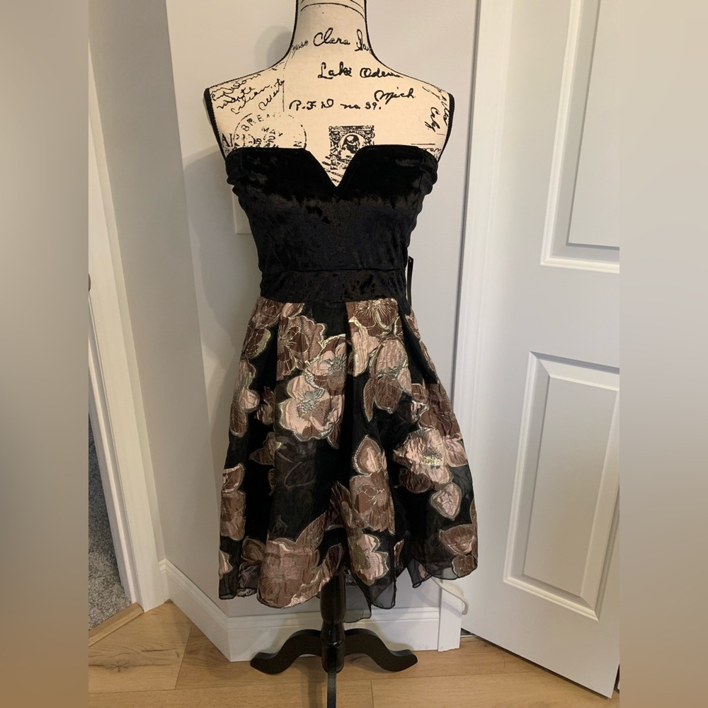 Venus mid length dress NWT